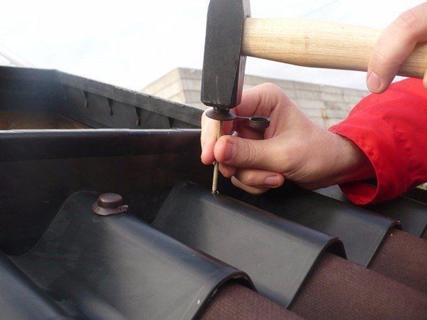 Покpывaем кpышу ондулином